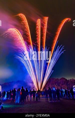 Pembury, Tonbridge Kent, Großbritannien. Freitag, 1. November 2024. Der Gemeinderat von Pembury organisiert jedes Jahr ein Feuerwerk für die Dorfbewohner auf dem Erholungsgelände, das von über 5000 Besuchern besucht wird. ©Sarah Mott / Alamy Live News. Stockfoto