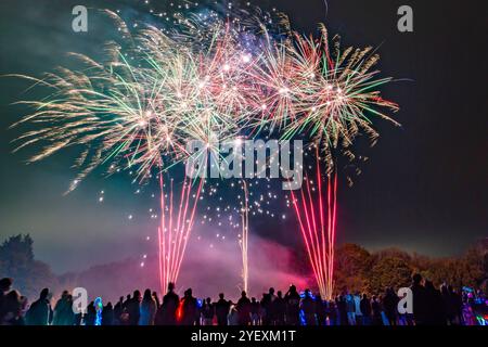 Pembury, Tonbridge Kent, Großbritannien. Freitag, 1. November 2024. Der Gemeinderat von Pembury organisiert jedes Jahr ein Feuerwerk für die Dorfbewohner auf dem Erholungsgelände, das von über 5000 Besuchern besucht wird. ©Sarah Mott / Alamy Live News. Stockfoto