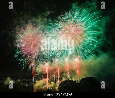 London, Großbritannien. November 2024. Das jährliche Feuerwerk im Alexandra Palace, liebevoll bekannt als Ally Pally, bietet in diesem Jahr auch eine Drohnenshow vor dem Feuerwerk. Das Feuerwerk beleuchtet den Himmel über Nord-London mit einem großartigen Panoramablick über die Londoner Skyline. Ein deutsches Bierfestival, Lagerfeuer, Musik, Eislaufbahn, eine Vergnügungsmesse und Unterhaltung auf dem Gelände gehören zu den Festlichkeiten. Quelle: Imageplotter/Alamy Live News Stockfoto