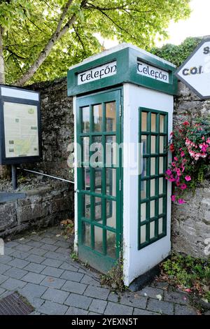 Traditionelle irische Telefonzelle in Cong, County Mayo, Irland; veraltete Festnetzkommunikationstechnologie, die durch Mobiltelefone überholt wurde. Stockfoto