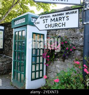 Traditionelle irische Telefonzelle in Cong, County Mayo, Irland; veraltete Festnetzkommunikationstechnologie, die durch Mobiltelefone überholt wurde. Stockfoto