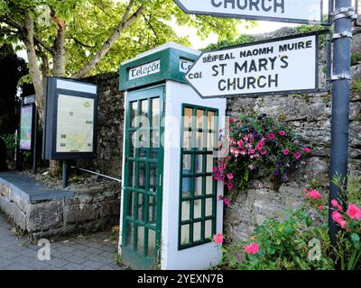 Traditionelle irische Telefonzelle in Cong, County Mayo, Irland; veraltete Festnetzkommunikationstechnologie, die durch Mobiltelefone überholt wurde. Stockfoto