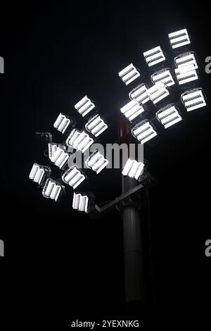 Como, Italien. 31. Oktober 2024. Das Stadion leuchtet vor dem Spiel der Serie A im Stadio Giuseppe Sinigaglia, Como. Der Bildnachweis sollte lauten: Jonathan Moscrop/Sportimage Credit: Sportimage Ltd/Alamy Live News Stockfoto