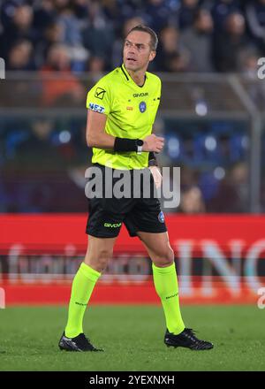 Como, Italien. 31. Oktober 2024. Der Schiedsrichter Luca Pairetto sieht sich während des Spiels der Serie A im Stadio Giuseppe Sinigaglia, Como, an. Der Bildnachweis sollte lauten: Jonathan Moscrop/Sportimage Credit: Sportimage Ltd/Alamy Live News Stockfoto