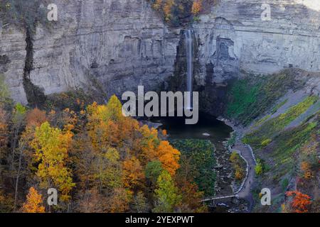 Herbstblick auf die Taughannock Falls im Upstate New York Stockfoto