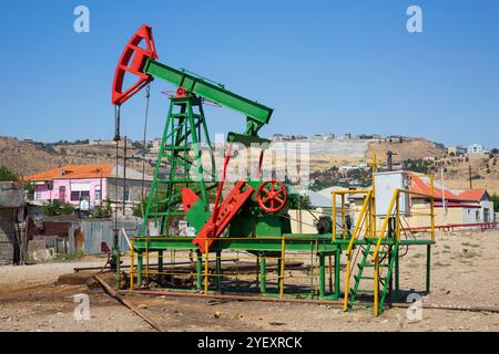 Ein funktionierender Pumpjack in Baku, Aserbaidschan Stockfoto