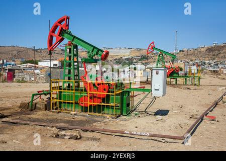 Funktionierende Pumpjacks in Baku, Aserbaidschan Stockfoto