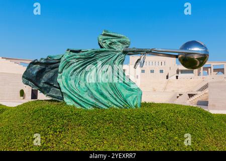 The Force of Nature II von Lorenzo Quinn im Freilichttheater des Katara Cultural Village in Doha, Katar Stockfoto