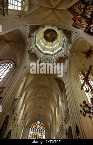 Buntglas, Rippengewölbe und gotische Laterne in der Kathedrale unserer Lieben Frau, Antwerpen, Belgien. Stockfoto