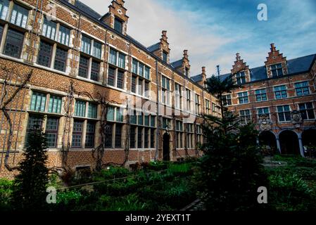 Flämischer Renaissance-Innenhof des Plantin-Moretus-Museums in Antwerpen, Belgien. Stockfoto