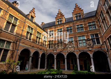 Flämischer Renaissance-Innenhof des Plantin-Moretus-Museums in Antwerpen, Belgien. Stockfoto