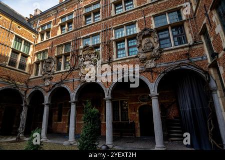 Cartouche-Fassade und Seitentreppe im flämischen Renaissance-Hof des Plantin-Moretus-Museums in Antwerpen, Belgien. Stockfoto