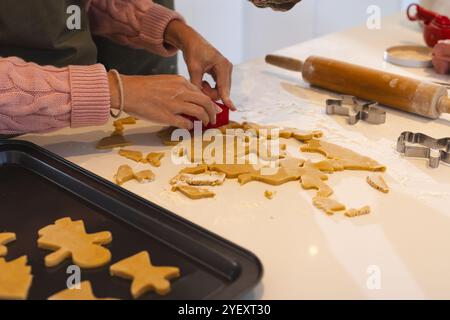 Weihnachtszeit, Weihnachtskekse backen, Frau, die Teig mit festlichen Keksschneidern schneidet, zu Hause Stockfoto