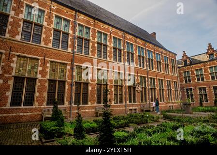 Flämischer Renaissance-Innenhof des Plantin-Moretus-Museums in Antwerpen, Belgien. Stockfoto