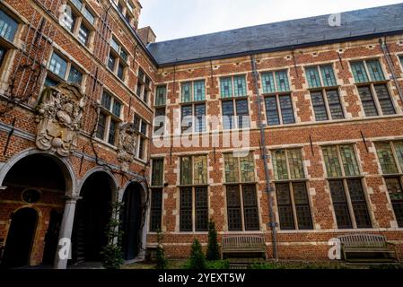 Flämischer Renaissance-Innenhof des Plantin-Moretus-Museums in Antwerpen, Belgien. Stockfoto