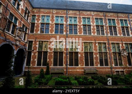 Flämischer Renaissance-Innenhof des Plantin-Moretus-Museums in Antwerpen, Belgien. Stockfoto