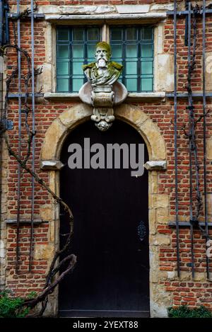 Bogenförmiges Renaissanceportal im Plantin-Moretus-Museum in Antwerpen, Belgien. Stockfoto