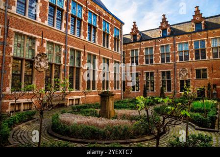 Flämischer Renaissance-Innenhof des Plantin-Moretus-Museums in Antwerpen, Belgien. Stockfoto