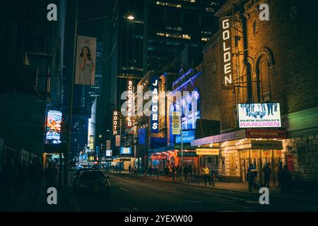 Im belebten Theaterviertel in Manhattan, New York, gibt es abends lebhafte Festzelte mit berühmten Theatern. Stockfoto