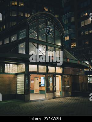 Eingang zur U-Bahn-Station 72nd Street am Broadway in Manhattan, New York, nachts erfasst. Stockfoto