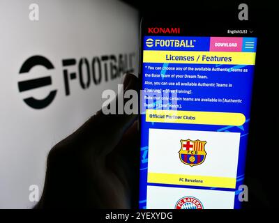 Deutschland. Juli 2024. In dieser Fotoabbildung hält eine Person ein Handy mit der Webseite des Fußballvideospiels eFootball (Konami). (Foto von Timon Schneider/SOPA Images/SIPA USA) *** ausschließlich für redaktionelle Nachrichten *** Credit: SIPA USA/Alamy Live News Stockfoto