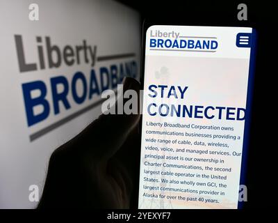 In dieser Abbildung befindet sich ein Mobiltelefon mit der Webseite des US-amerikanischen Unternehmens Liberty Broadband Corporation (LBRDA). Stockfoto