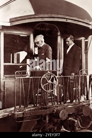 Henry Morrison Flagler, der am 22. Januar 1912 in Key West, Florida, für die offizielle Eröffnung der Over-Sea Railroad Key West Extension der Florida East Coast Railway an Bord ging. Nach Flagler folgt der Bürgermeister von Key West, J.N. Fogarty. (USA) Stockfoto