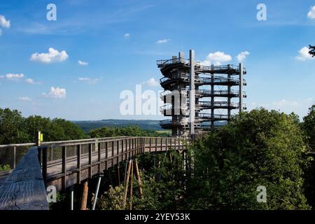 Mettlach, Deutschland - 27. Juni 2021: Baumkronenwanderung an der Saarschleife an einem sonnigen Frühlingnachmittag in Deutschland. Stockfoto