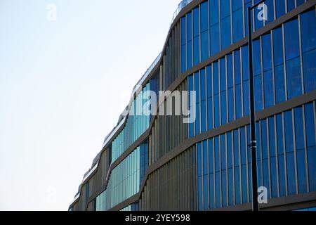 London, Großbritannien: King's Cross Gebäude mit interessantem kurvigem, modernem Design mit Farben, die zum Himmel passen Stockfoto