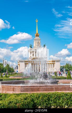 Moskau, Russland - 30. Juli 2023: Der Hauptpavillon von VDNKh ohne Menschen. Pavillon Nr. 1 Central auf der Ausstellung der Errungenschaften der Nationalen EG Stockfoto