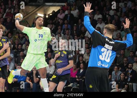 Nantes, Frankreich. 31. Oktober 2024. Timothey N'Guessan vom FC Barcelona während des Handballspiels der EHF Champions League, Gruppenphase zwischen HBC Nantes und FC Barcelona am 31. Oktober 2024 in der H Arena in Nantes, Frankreich - Foto Laurent Lairys/DPPI Credit: DPPI Media/Alamy Live News Stockfoto