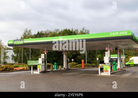 ASDA, bezahlen Sie an der Pumpe, unbemannte Tankstelle in Radcliffe, Manchester, England, Großbritannien, 2024 Stockfoto