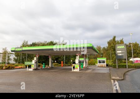 ASDA, bezahlen Sie an der Pumpe, unbemannte Tankstelle in Radcliffe, Manchester, England, Großbritannien, 2024 Stockfoto