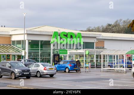 ASDA Supermarkt und Kundenparkplatz im Stadtzentrum von Radcliffe, einer Marktstadt im Großraum Manchester, England, Großbritannien, 2024 Stockfoto