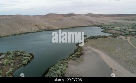 Panoramablick auf Desert Oasis und Rolling Hills aus der Vogelperspektive Stockfoto