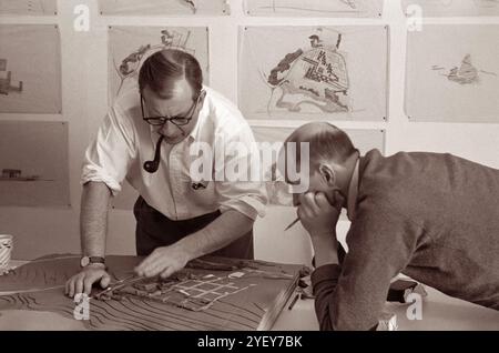 Die Architekten Eero Saarinen (links) und Kevin Roche (rechts) arbeiten 1953 an einem Projekt bei at Saarinen and Associates in Bloomfield Hills, Michigan. (USA) Stockfoto