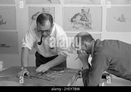 Die Architekten Eero Saarinen (links) und Kevin Roche (rechts) arbeiten 1953 an einem Projekt bei at Saarinen and Associates in Bloomfield Hills, Michigan. (USA) Stockfoto