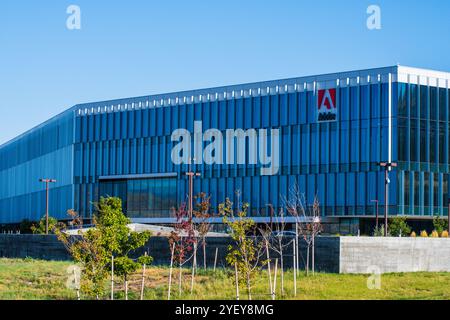 Außenansicht des Adobe-Logozeichens am 31. August 2024 in Lehi, Utah, USA. Adobe Inc. Ist ein US-amerikanisches Computersoftware-Unternehmen mit Sitz in San Jose, KALIFORNIEN. Stockfoto