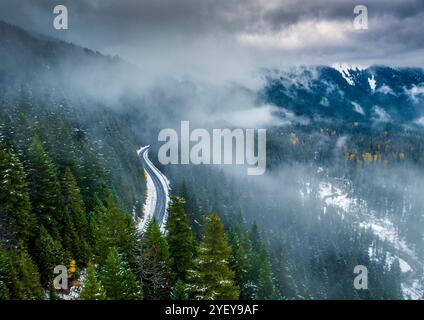 Luftaufnahme einer Straße durch den Mount Hood National Forest im Zentrum von Oregon, USA Stockfoto