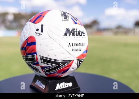 Canberra, Australien; 2. November 2024: Der Ball wird vor dem Spiel der Ninja A-League Women Round 1 2024/25 zwischen Canberra United FC und Brisbane Roar FC im McKellar Park in Canberra, Australien, am 2. November 2024 abgebildet. (Foto: Nick Strange/Fotonic/Alamy Live News) Stockfoto