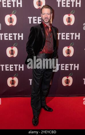 New York, New York, USA. 31. Oktober 2024. James D. Sasser nimmt am 31. Oktober 2024 an der Off-Broadway-Eröffnungsnacht für Musical „Teeth“ im New World Bühnen Theatre in New York Teil (Bild: © Lev Radin/ZUMA Press Wire) NUR ZUR REDAKTIONELLEN VERWENDUNG! Nicht für kommerzielle ZWECKE! Stockfoto