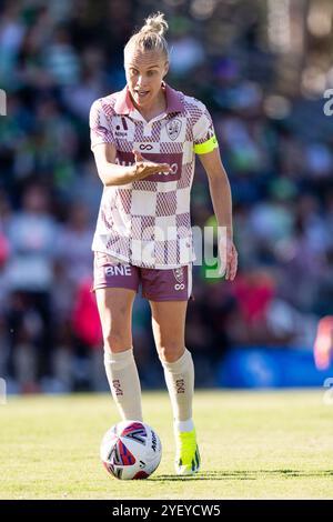 Canberra, Australien; 2. November 2024: Tameka Yallop von Brisbane Roar FC gibt seinen Teamkollegen während des Spiels der Ninja A-League Women Round 1 2024/25 zwischen Canberra United FC und Brisbane Roar FC im McKellar Park in Canberra, Australien, am 2. November 2024. (Foto: Nick Strange/Fotonic/Alamy Live News) Stockfoto