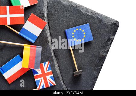 Politisches Konzept mit kleinen Flaggen der Europäischen Union Stockfoto