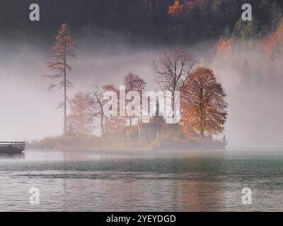 Nebeliger Morgen am Köngisee-See Stockfoto