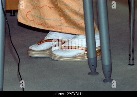 Socken auf menschlichen Füßen, Person ohne Schuhe auf den Füßen Socken auf menschlichen Füßen, Person ohne Schuhe Stockfoto