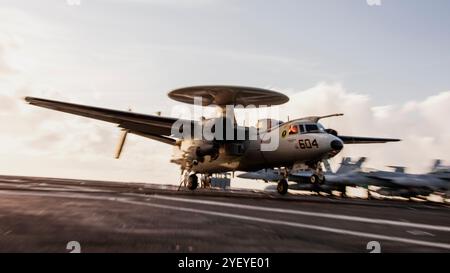Eine E-2D Hawekeye, die an den Tigertails der Airborne Command and Control Squadron (VAW) 125 befestigt ist, landet auf dem Flugdeck eines Flugzeugwagens der Nimitz-Klasse Stockfoto