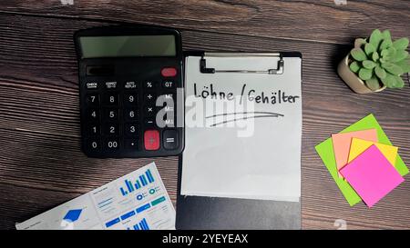 Lohne- oder Gehalter-Konzept zur deutschsprachigen Schrift auf Papierkram isoliert auf Holztisch. Deutsche Sprache das bedeutet Löhne oder Gehälter Stockfoto