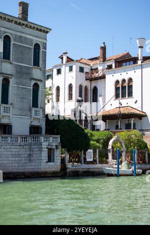 VENEDIG, ITALIEN - Peggy Guggenheim Collection, vom Canal Grande aus gesehen. Stockfoto