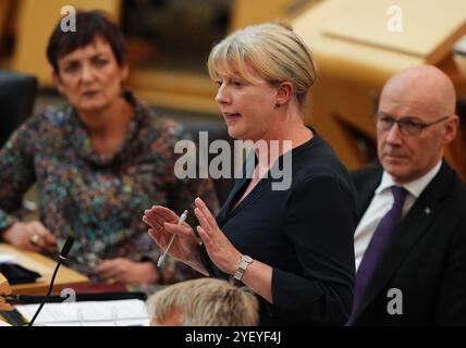 EMBAGRGOED TO 0001 SONNTAG 3. NOVEMBER Aktenfoto vom 03. NOVEMBER 09/24 von Finanzministerin Shona Robison, die im schottischen Parlament in Holyrood (Edinburgh) ein Update über die Haushaltsvorbereitung der schottischen Regierung gibt. Die britische Regierung finanziert die Kosten einer Steuererhöhung für den öffentlichen Sektor in Schottland vollständig, sagte Finanzministerin Shona Robison, als sie Klarheit forderte. Bundeskanzlerin Rachel Reeves kündigte letzte Woche eine Erhöhung der Sozialversicherungsbeiträge der Arbeitgeber in ihrem Haushalt an und versprach, die Erhöhungen im öffentlichen Sektor in England abzudecken. Ausgabedatum: Sonntag, 3. November 2024. Stockfoto