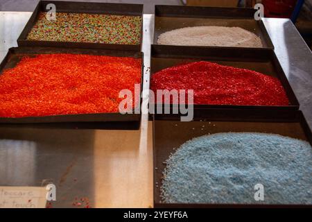 Glasbläserei Murano. Bunte Glasstücke warten darauf, in Venedig, Italien, bearbeitet zu werden Stockfoto